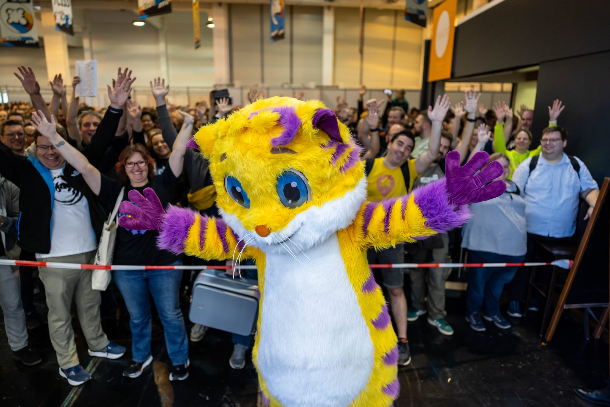 Maskottchen Meeps vor jubelnder Menge auf der SPIEL Essen