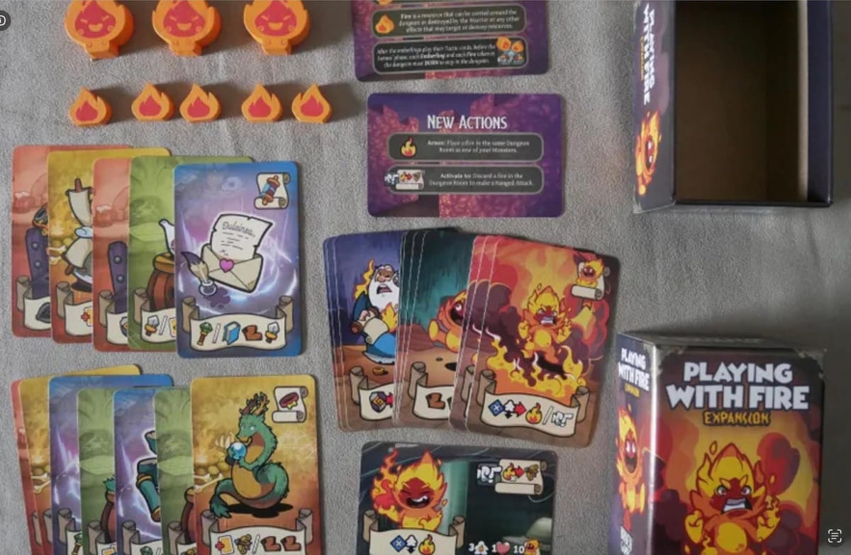 Helden müssen draußen bleiben: Playing with Fire – Box-Artwork der Spieleschmiede-Erweiterung
