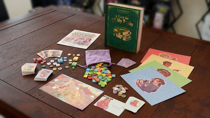 Spielmaterial von A Place for All My Books mit Bücherstapeln in einer Wohnung auf dem Spielplan