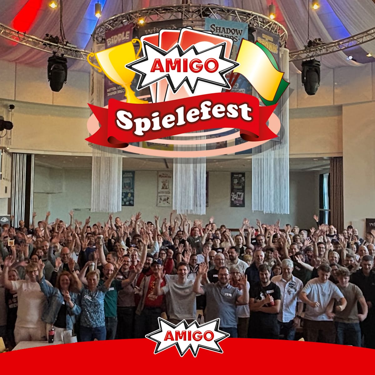 Jubelnde Menschenmenge beim Amigo Spielefest unter dem Spielefest-Logo-Banner