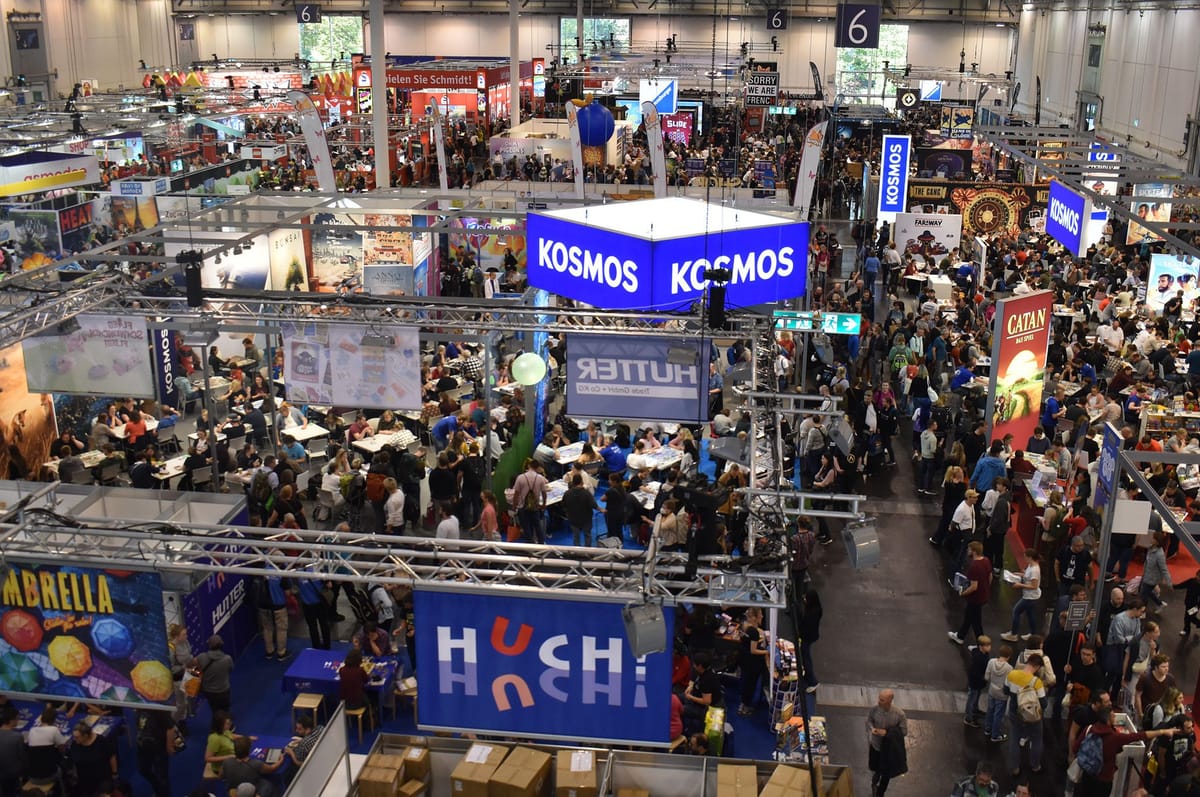 Gut besuchte Messehalle 6 auf der SPIEL Essen mit Ausstellerständen