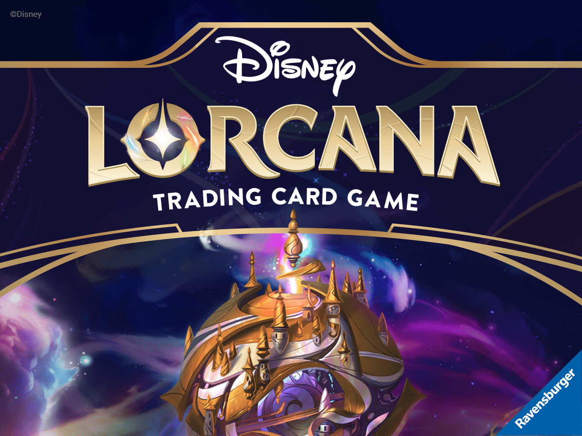 Offizielles Key Visual zum Sammelkartenspiel Disney Lorcana: der Schriftzug „Disney Lorcana Trading Card Game“ über einer goldenen Kuppel vor violettem Sternenhimmel