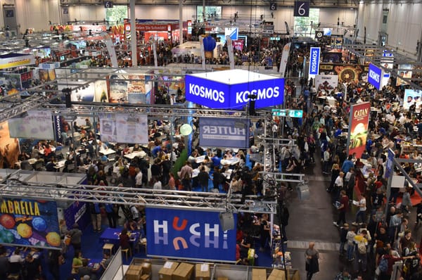 Gut besuchte Messehalle 6 auf der SPIEL Essen mit Ausstellerständen