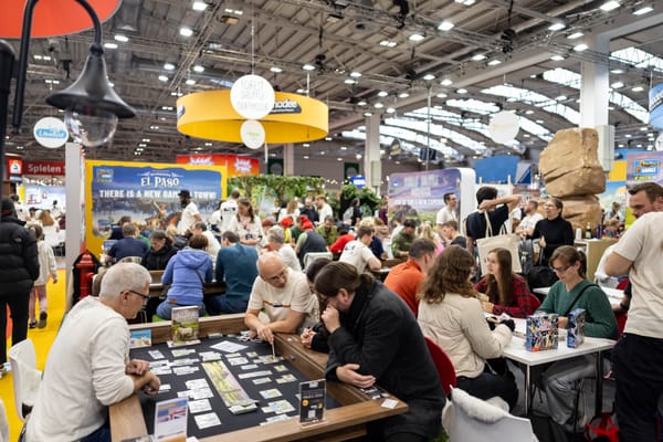 Publikum auf der Brettspielmesse SPIEL Essen 2025 in einer Messehalle
